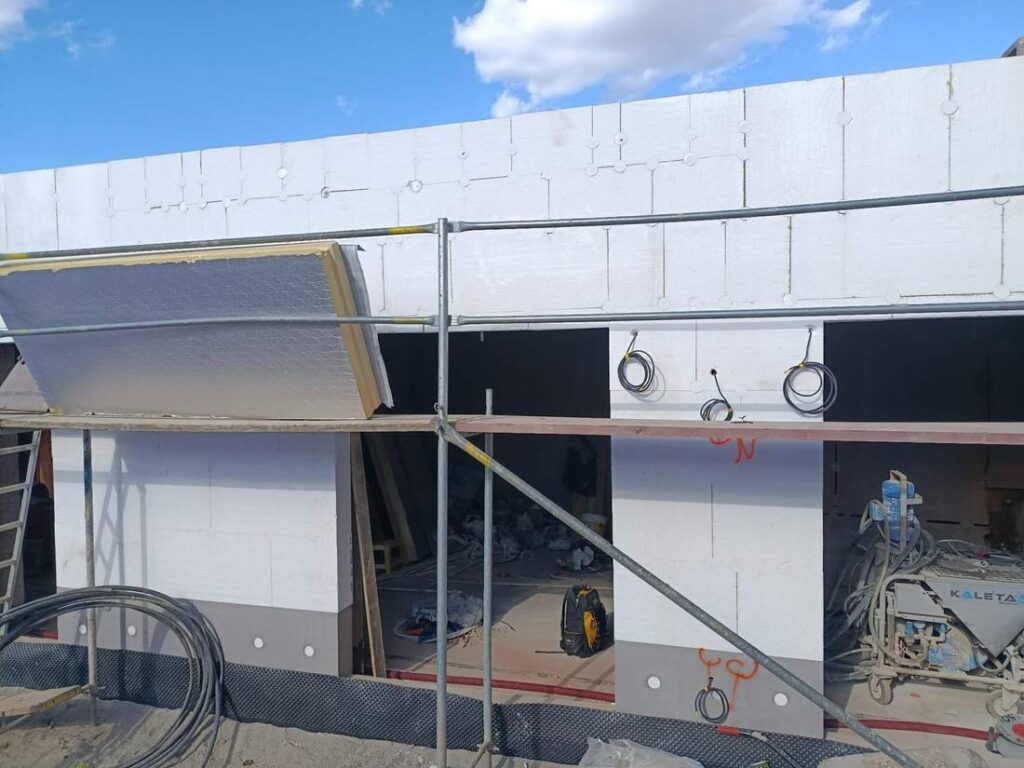Vývody elektroinstalace na fasádě novostavby, realizace 3 bytů, Olomouc-Řepčín