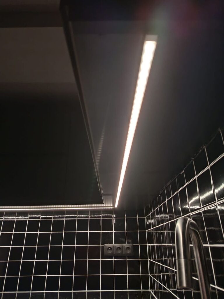 LED pásek pod kuchyňskou linkou, Olomouc, ulice Jiřího z Poděbrad
